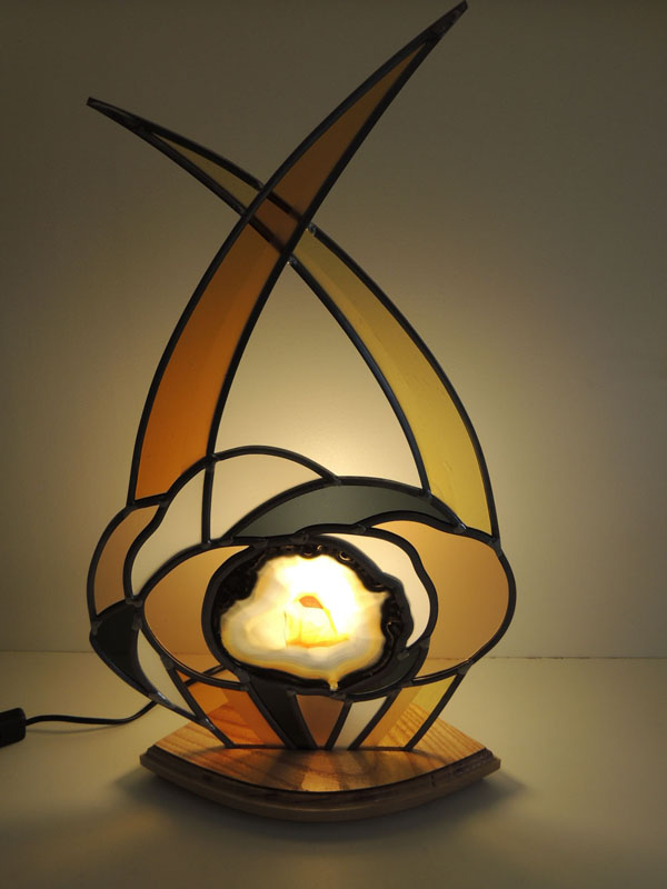 lampe en vitrail avec une agate et un support en bois