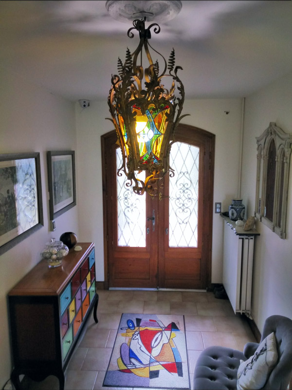 luminaire style lanterne avec des vitraux colorés correspondant à la décoration