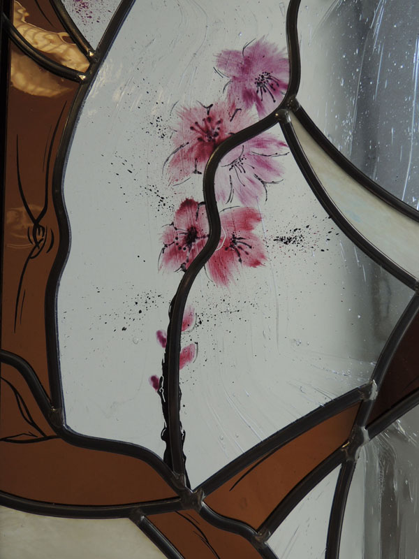 détail du motif floral style cerisier en grisaille et émail