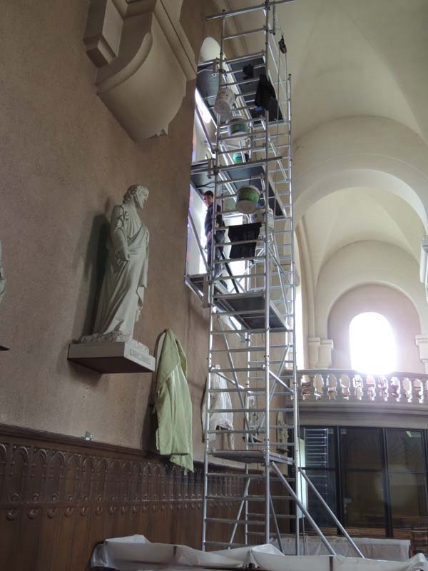 dépose des vitraux de l’église de Roquecourbe grâce à un échafaudage