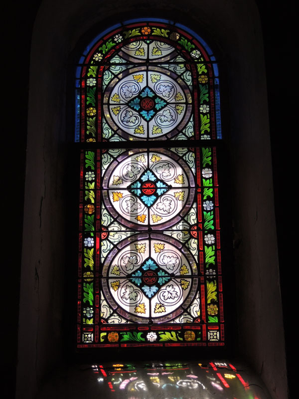 restauration d’un vitrail dans la sacristie d’une église