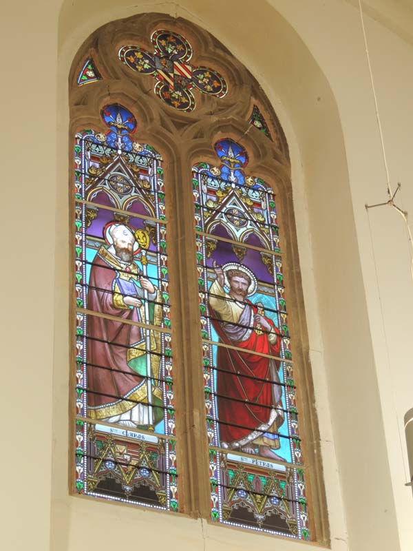 restauration de vitraux avec personnages saints en grisaille