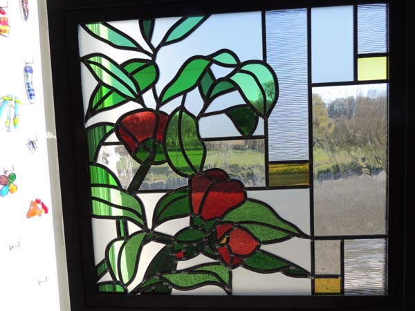 création d'un vitrail moderne avec un motif végétal, de fleur