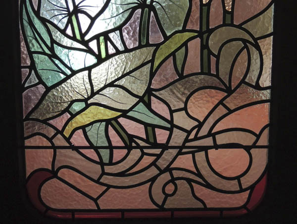 détail du vitrail restauré avec des verres cathédrales colorés
