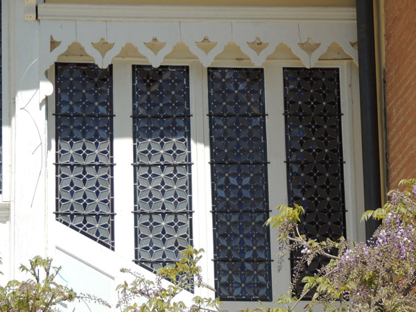 vitraux rénovés et posés avec des vergettes dans des châssis bois ouvrants